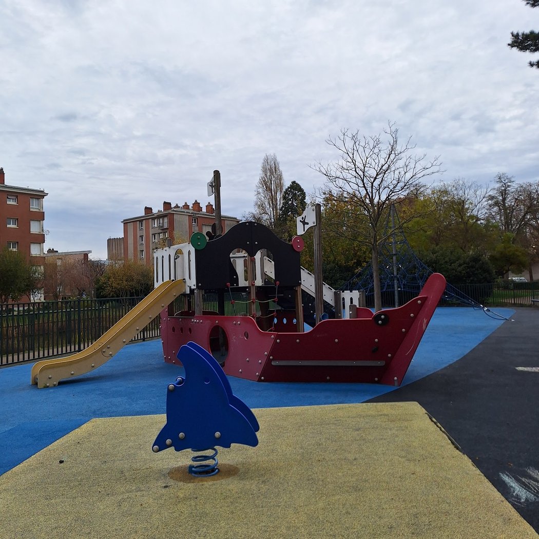 Robert-Auzelle pondside playground 3